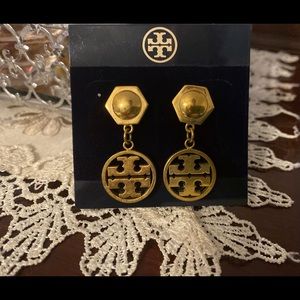 TORY BURCH EARRINGS IN GOLD color